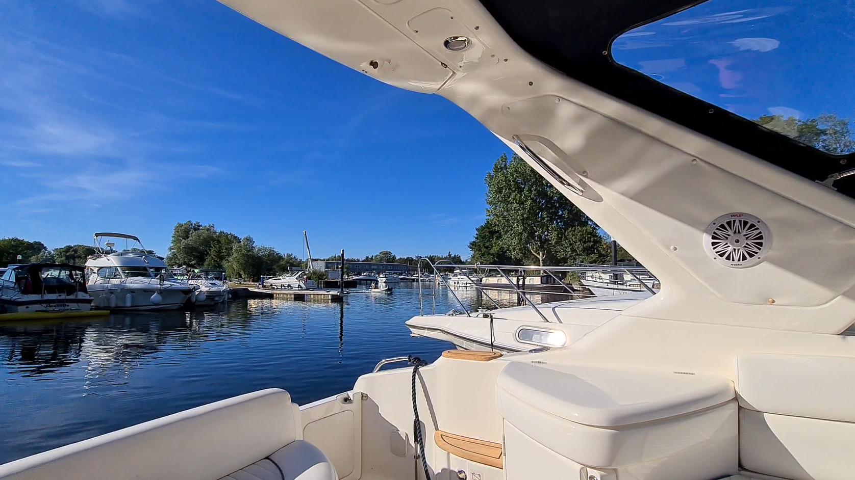 Shepperton marina hallo moto
